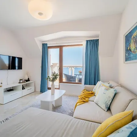 Apartment Dreams In La *