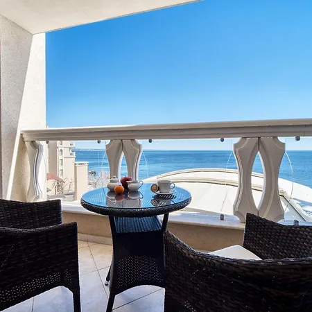 Apartment Dreams In La Golden Sands