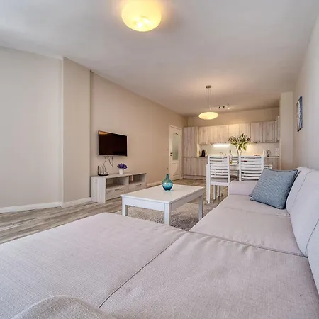 Apartment Dreams In La *