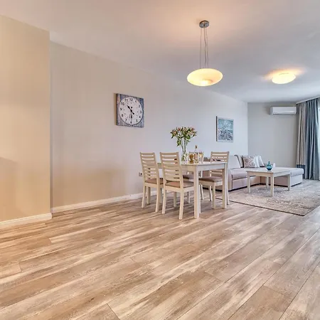 Apartment Dreams In La Golden Sands