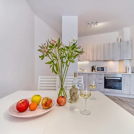 Apartment Dreams In La *