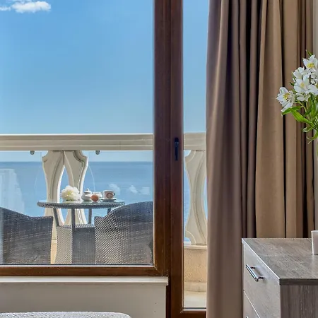 Apartment Dreams In La Golden Sands