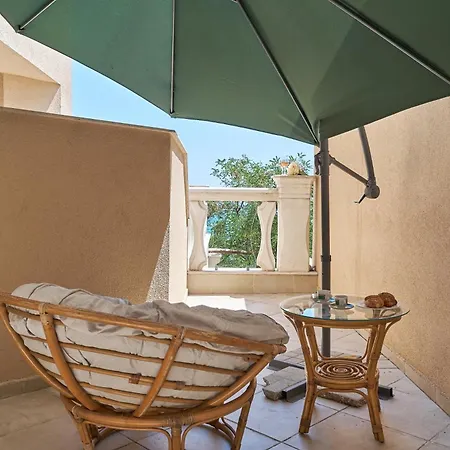 Apartment Dreams In La Golden Sands