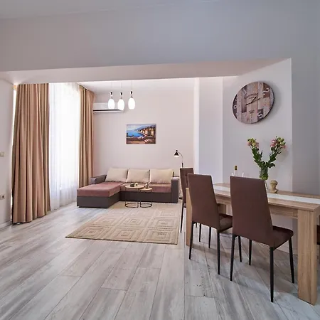 Apartment Dreams In La *