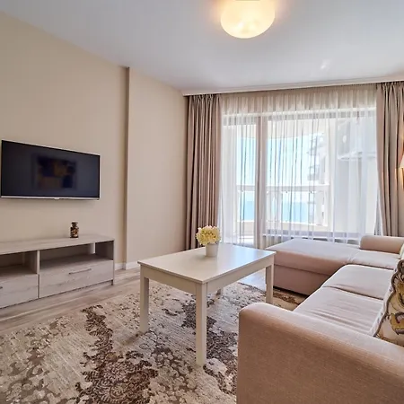 Apartment Dreams In La Golden Sands