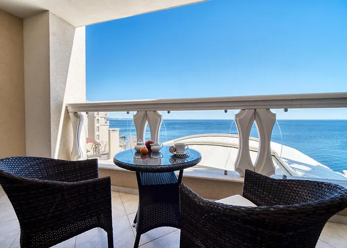 Apartment Dreams In La Golden Sands
