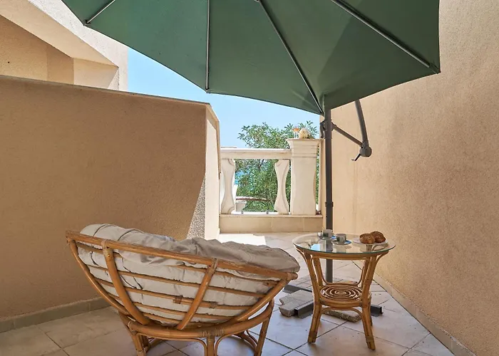 Apartment Dreams In La Golden Sands